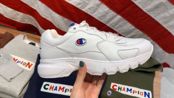 champion 101新店超好買!101獨家款彩虹T、帆布包，一穿上簡約運動時尚就此完成!