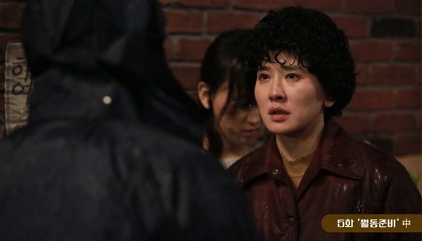 《山茶花開時》冬柏媽和殺人魔嗆聲！7部韓劇感人母愛，《請回答1988》德善媽流血仍護著小孩，無私到戳心！