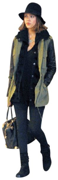 優雅軍風主義！秋冬不敗首選，街拍必備元素，妳還沒跟上？