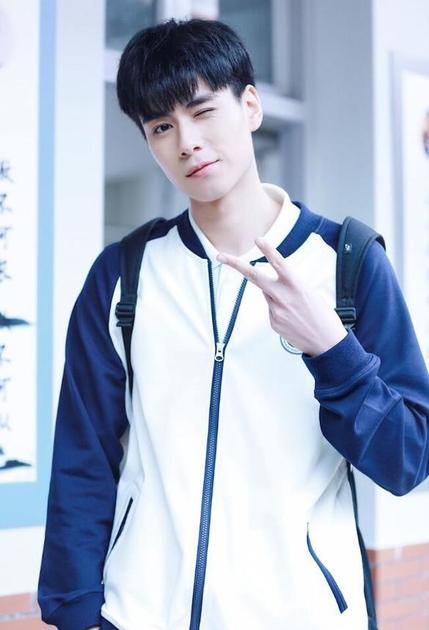 胡一天、彭于晏高顏值撐起普校服！好希望學生時代有他們