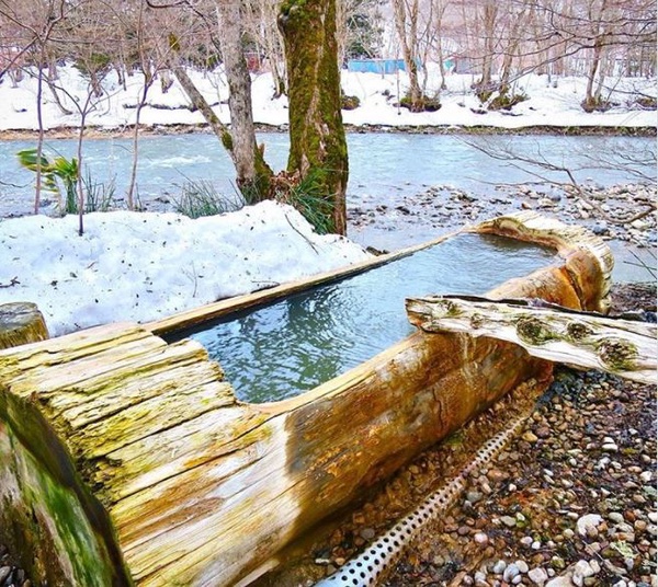 日本溫泉大推薦！北海道、富士山美景盡收眼底，雪中泡湯超享受