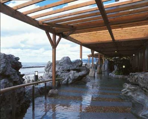 日本溫泉大推薦！北海道、富士山美景盡收眼底，雪中泡湯超享受