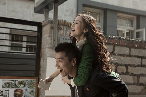 Angelababy憶懵懂「第一次」海邊素顏大秀好膚質