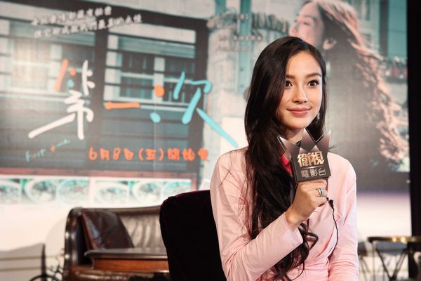 Angelababy憶懵懂「第一次」海邊素顏大秀好膚質