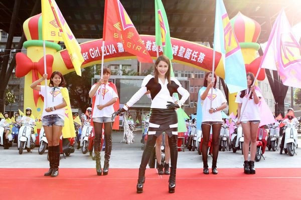 愛的隊長ELVA大手筆送『戀愛戰鬥包』給寂寞落單女孩