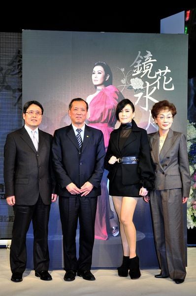 江蕙<鏡花水月>演唱會，親自操刀 海報造型時尚