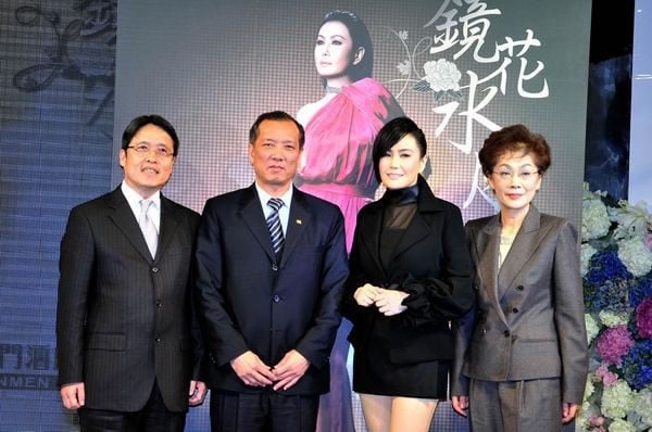 江蕙<鏡花水月>演唱會，親自操刀 海報造型時尚