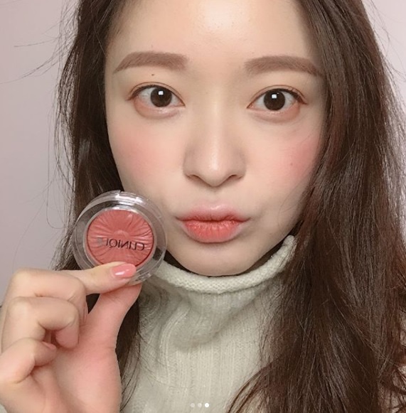 倩碧小花腮紅新色「蜜糖棕」美翻土紅色 5/1開賣！搶先試色公開