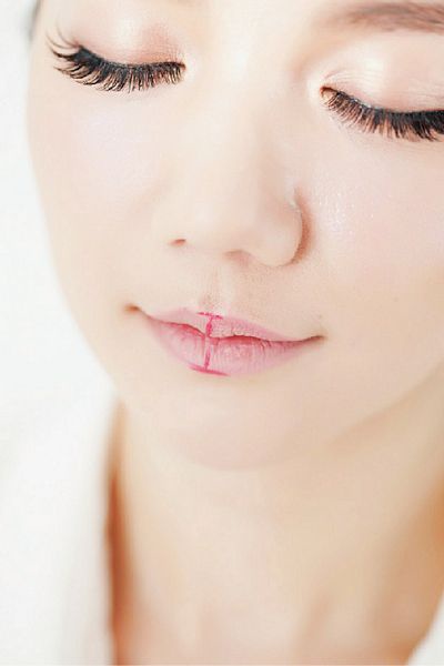 韓女指標『咬唇妝』拋掉無存在感裸色，換上鮮豔唇