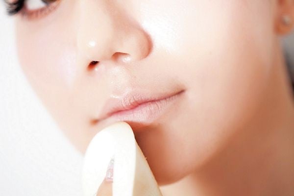 韓女指標『咬唇妝』拋掉無存在感裸色，換上鮮豔唇