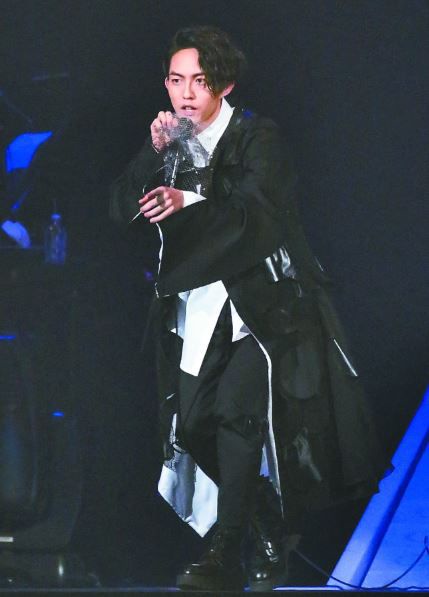 男星女裝一點都不娘！蕭敬騰、GD，穿上女裝時尚感爆棚