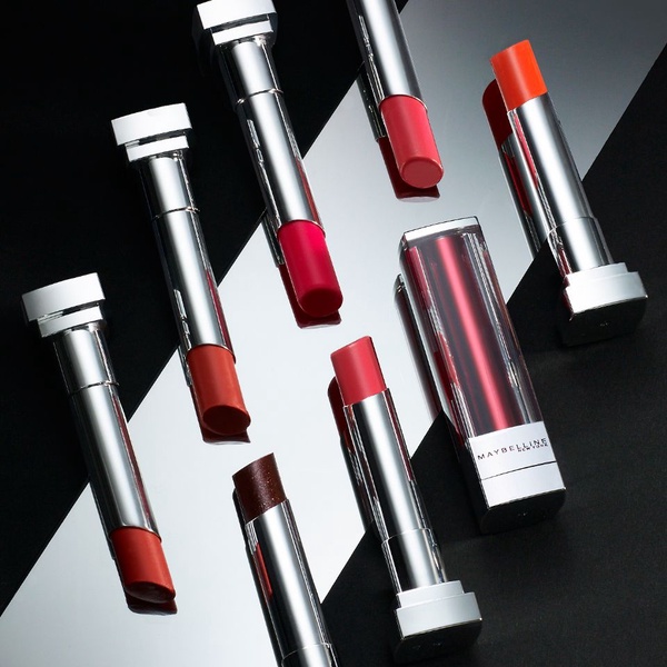 Maybelline「琉璃誘光精油唇膏」打造水感美唇，讓人忍不住想親下去！