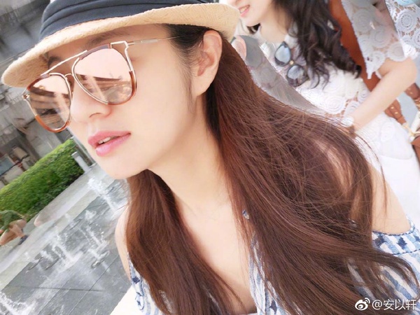 歐陽娜娜P圖，長腿根本踩高蹺！安以軒、范范意外P過頭