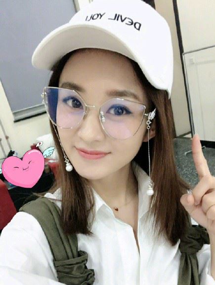 「眼鏡妝」技巧大公開！秀智、宋茜的心機技法，有神大眼隨時在線