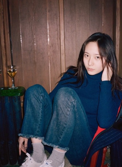Krystal水晶從小到大「原廠美」！都靠這個方法急救「乾肌」！