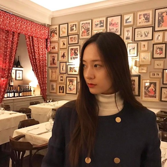 Krystal水晶從小到大「原廠美」！都靠這個方法急救「乾肌」！