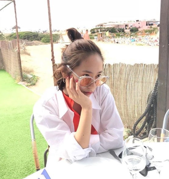 Krystal水晶從小到大「原廠美」！都靠這個方法急救「乾肌」！