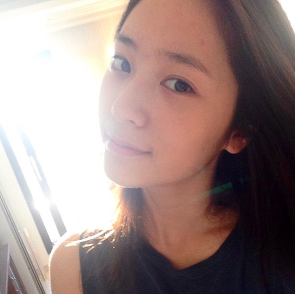 Krystal水晶從小到大「原廠美」！都靠這個方法急救「乾肌」！