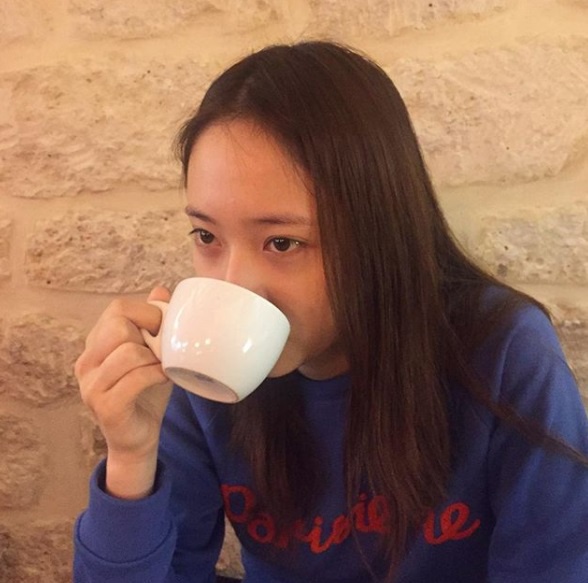 Krystal水晶從小到大「原廠美」！都靠這個方法急救「乾肌」！