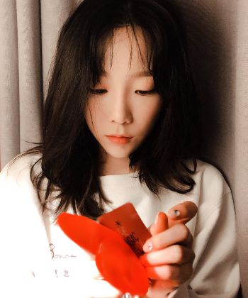 築夢踏實！ IU、太妍……這５位TOP STAR都自願放棄升學、學歷只有高中！