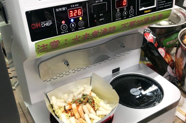 萊爾富韓國自助泡麵機！超夯機器教學，年糕超多超便宜
