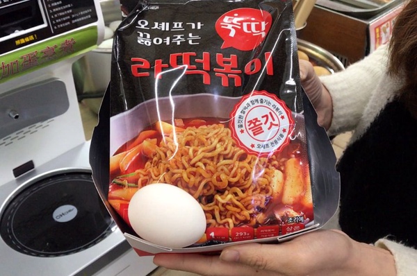 萊爾富韓國自助泡麵機！超夯機器教學，年糕超多超便宜