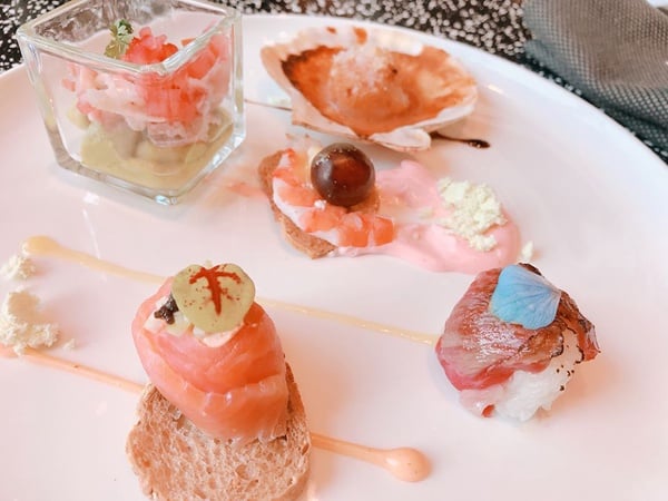 11款甜點吃到飽！台北W飯店x Benefit聯名「W玩妝特務」下午茶超精美
