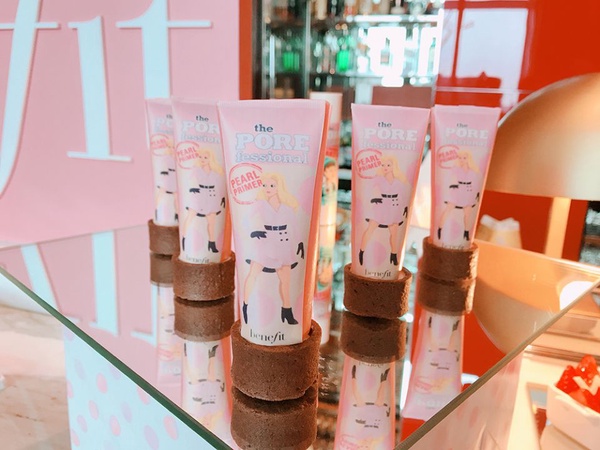11款甜點吃到飽！台北W飯店x Benefit聯名「W玩妝特務」下午茶超精美