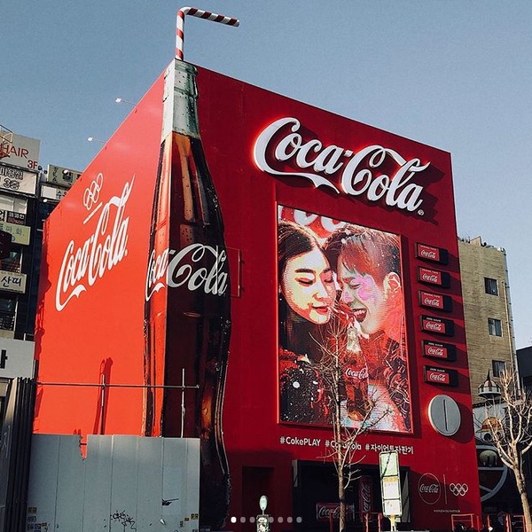 巨大「可口可樂販賣機」快閃店出沒！朴寶劍、金妍兒帶你直擊5特色