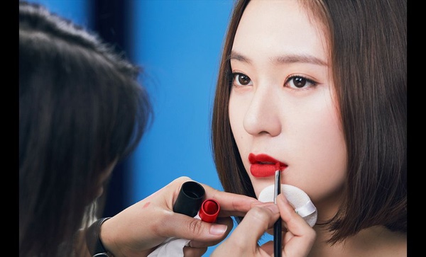 Krystal水晶成為CLIO新代言人！ 完美展現「高跟鞋唇膏」高冷形象