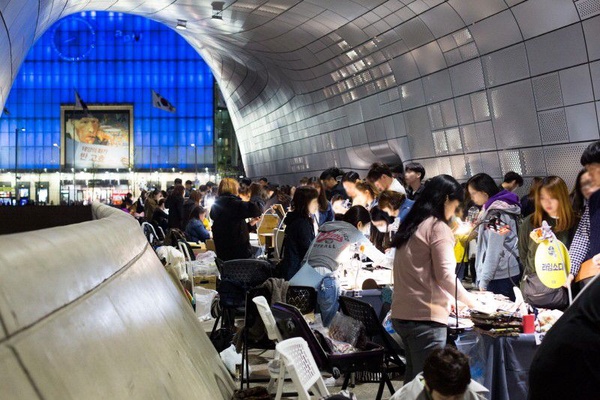 6 所分市、最大規模！首爾最夯限定夜市「夜貓子夜市」，「花遊記」拍攝地也在內！