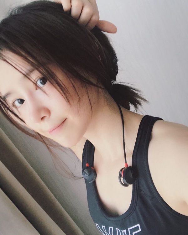 李佳穎美貌又升級！露背照美到逆天似IU，35歲凍齡秘密大解密
