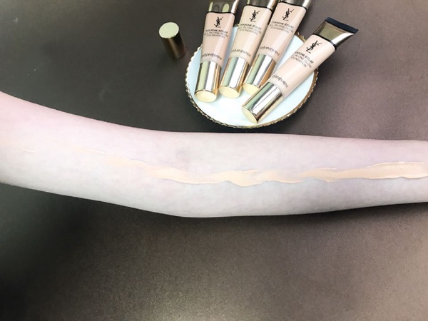 YSL史上最「爆」水的粉底！「超模輕裸光水粉底」30秒超美出門~