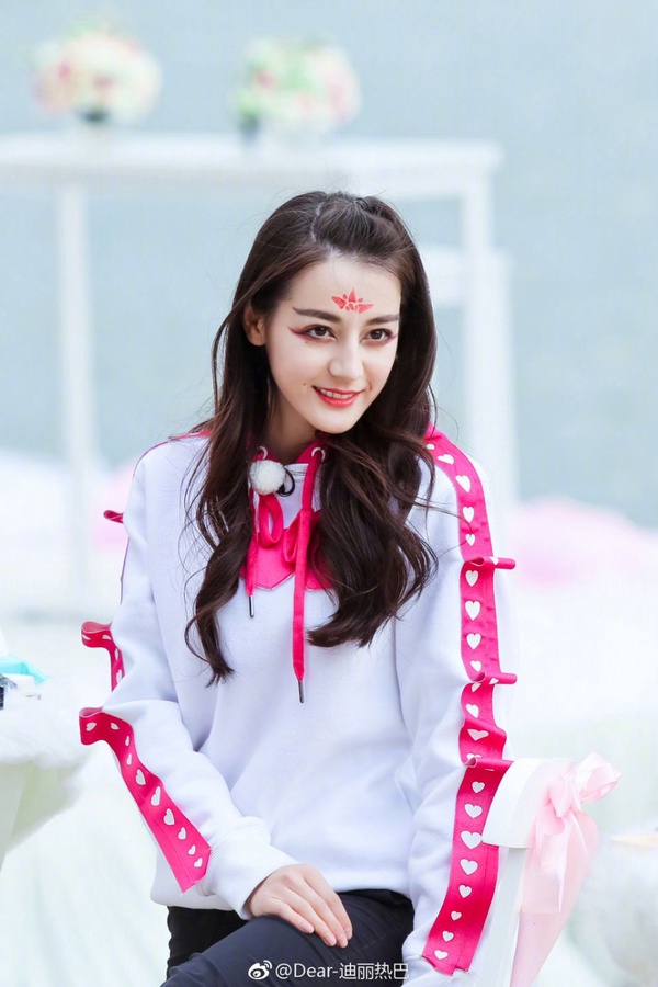 迪麗熱巴浪漫捲髮技巧大公開！手殘也能學得會女神髮型