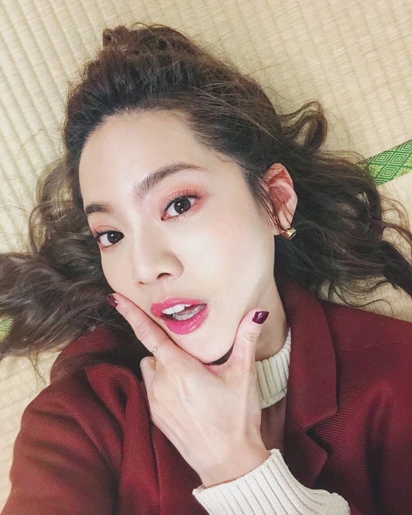 心機打亮術！教你底妝前、後打亮技巧，輕輕一掃就有澎潤平滑肌！