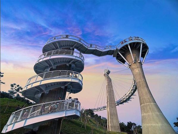 玻璃天空步道超夯！岡山之眼、兔子咖啡，再怕高也要去拍美照