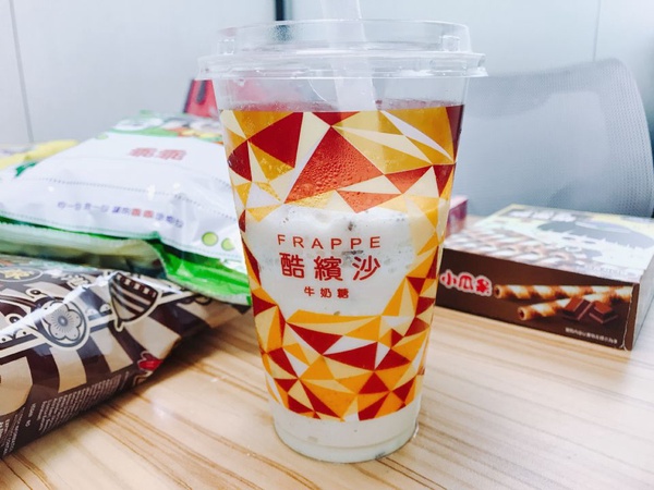 乖乖椰子牛乳全家獨賣！懷舊零食重現原包裝，吃的是回憶