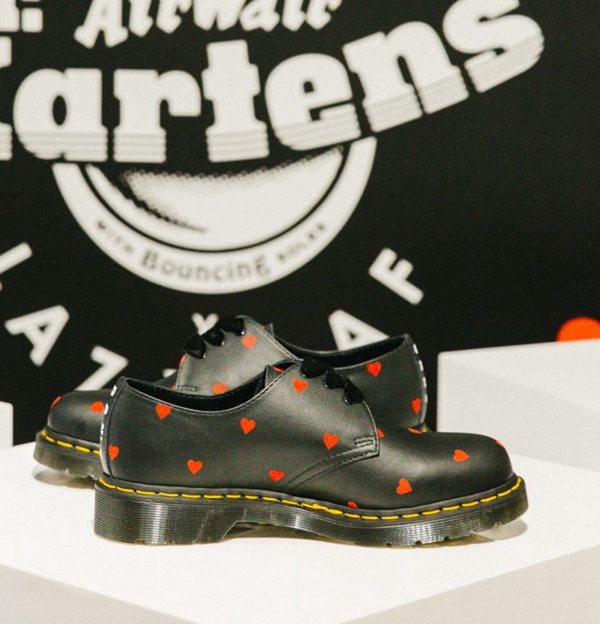 Dr. Martens X Lazy Oaf 甜美俏皮的新鞋款登場！粉色、愛心、麂皮短靴日系原宿感十足！