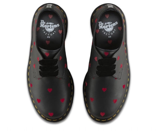 Dr. Martens X Lazy Oaf 甜美俏皮的新鞋款登場！粉色、愛心、麂皮短靴日系原宿感十足！