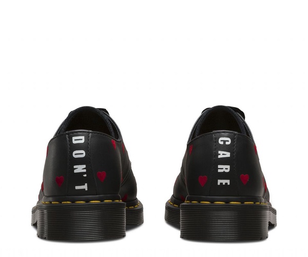 Dr. Martens X Lazy Oaf 甜美俏皮的新鞋款登場！粉色、愛心、麂皮短靴日系原宿感十足！