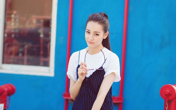 白T領口鬆1招就變新的！再學白T女王迪麗熱巴穿搭4招，簡單穿出俐落感