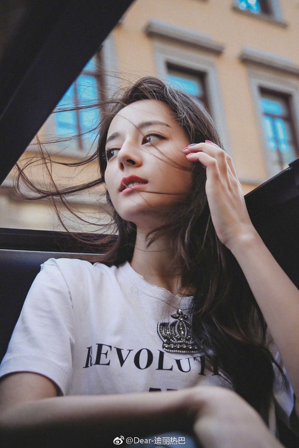 白T領口鬆1招就變新的！再學白T女王迪麗熱巴穿搭4招，簡單穿出俐落感
