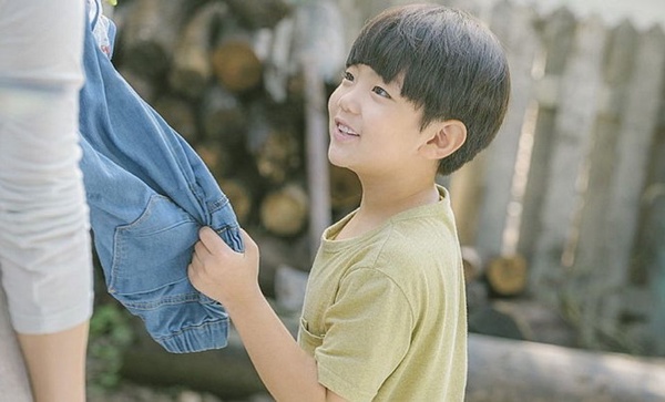 蘇志燮、孫藝珍都愛他！《雨妳再次相遇》'知浩'為孫藝珍畫肖像，霸氣加註：「下次請妳吃糖！」
