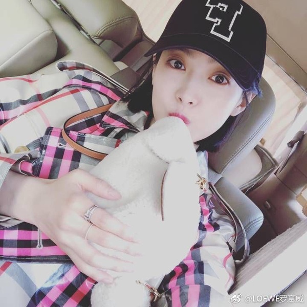 超萌兔子、超狂龍蝦包！LOEWE、Kate Spade挑選萌萌動物包吧~
