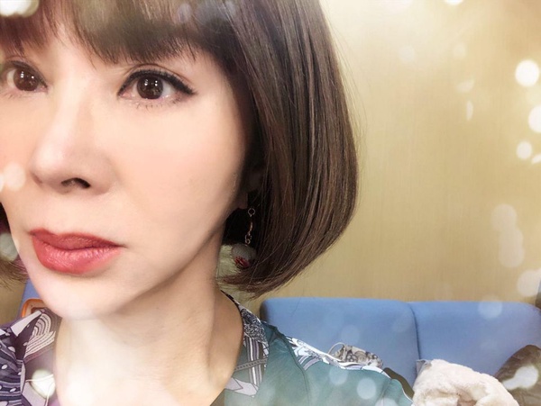 陳美鳳61歲素顏如少女！超強凍齡臉發光，原來保養偷偷加它