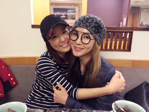 陳美鳳61歲素顏如少女！超強凍齡臉發光，原來保養偷偷加它