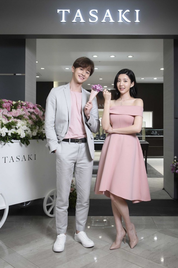 郭雪芙、張軒睿同戴「櫻花金」對戒！TASAKI全新限定店信義A9開幕！