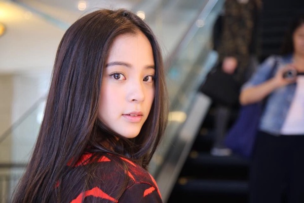 歐陽娜娜「超優粉底」哪罐？彩妝品私下化妝全公開，捲翹睫毛怎麼刷
