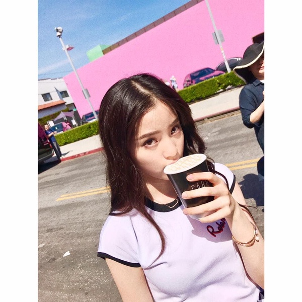 歐陽娜娜「超優粉底」哪罐？彩妝品私下化妝全公開，捲翹睫毛怎麼刷