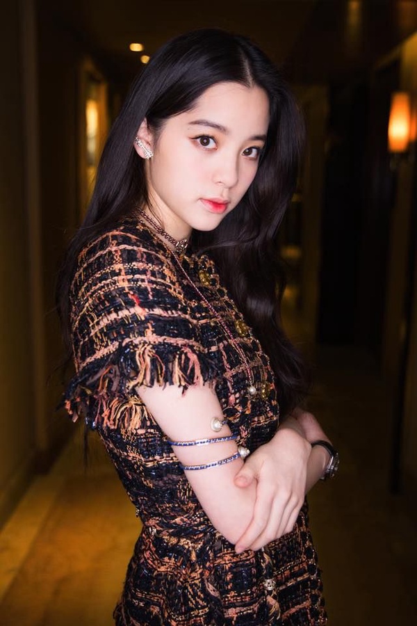 歐陽娜娜「超優粉底」哪罐？彩妝品私下化妝全公開，捲翹睫毛怎麼刷